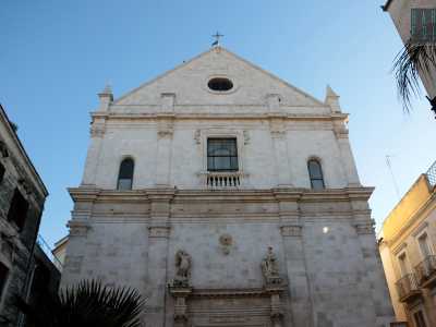 La facciata in pietra calcarea � divisa in due ordini da un cornicione mistilineo